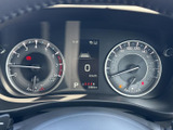 視認性の高いメーターパネルで、運転に必要な情報を一目で確認できます。デザインも洗練されています。