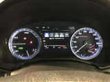 とっても見やすいメーターです。夜間時はラグジュアリーな気分にさせてくれる照明が魅力ですので、夜のドライブも楽しみになりますよ♪
