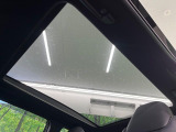 【パノラマルーフ】大型のガラスルーフ搭載で車内の解放感が一気にアップ!開放的なドライブをお楽しみいただけます。
