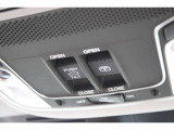電動サンルーフのコントロールパネルです。