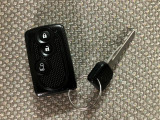 スマートキーを装備しています☆カギをカバンやポケットに入れて頂いた状態でドアロックの開閉やエンジンスタートをして頂けますよ!とても便利な装備です!