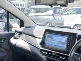 ディーラーオプション『前+車室内ドライブレコーダー』装備。表示はナビのモニター画面で行います。