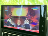 停車中には、お気に入りの番組や映像を楽しめます。長距離移動の休憩時間などに最適です。快適な時間を過ごせる一台。