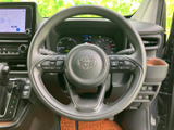 握りやすいステアリングは、長距離運転でも疲れにくい設計です。操作性も高く、快適なドライビング体験を。