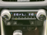 運転席から操作しやすい位置に配置されたエアコンパネル。温度設定や風量調整など、快適なドライブをサポートする機能が充実しています。清掃済みです。