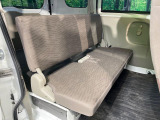 広々とした2列目シートは居住性が高く、居心地も快適!友達や家族とのお出かけにぴったりです。ベビーシートやチャイルドシート使用時も快適にお過ごしいただける十分な空間を確保しています。