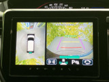 駐車時の安全性を高めるカメラ映像を表示。狭い場所でもスムーズな駐車をサポートします。後方確認が苦手な方にもおすすめです。