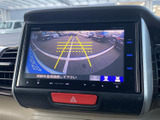 後方確認をサポートするモニターが、駐車時の安全性を高めます。狭い場所でも落ち着いて操作できますね。