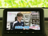 停車中に楽しめるTV機能。休憩時間などに、ニュースや番組をチェックできます。※安全のため、走行中の視聴はできません。