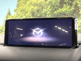 【10.25インチマツダコネクト】車内の雰囲気にマッチした大型ディスプレイ。スマホ接続でのナビ使用やBluetooth再生等、様々な機能が楽しめます。直感的なダイヤル操作が可能で、使い勝手も良好です。