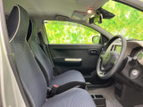 広々とした室内空間で、ゆったりとリラックスできます。運転席からの視界も広く、運転しやすい環境です。