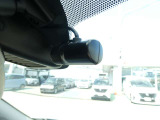 ドライブレコーダーは、車の運転中に前方の映像を記録する装置です。万が一の事故の際に、状況を記録して証拠として利用することができます。