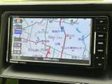 見やすい高精細ディスプレイが、目的地までの道案内をスムーズにします。渋滞情報もリアルタイムで確認可能です。