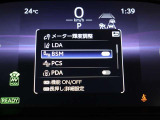 隣車線を走る車両をレーダーで検知し、ドアミラーでは確認しにくい後側方エリアに存在する車両に加え、急接近してくる車両も検知します。車両を検知するとドアミラーに搭載されたLEDインジケーターが点灯します。