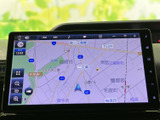 鮮明なカラー表示で、目的地へのナビゲーションをサポート。分かりやすい地図表示で、運転中の不安を軽減します。スムーズな移動を応援します。