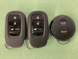 スマートキーを装備しています。鍵を差し込むことなくドアロックの開け閉めと、スタートボタン操作でのエンジンスタートができます。加えて、純正リモコンエンジンスターター用の操作キーもついています。