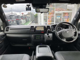 【運転席・インパネまわり】ハンドル・シート・フロアーなど隅々までプロによるクリーニング済み☆彡キレイな車内でドライブが一層快適にお楽しみいただけます!!
