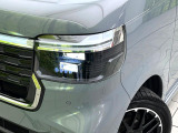 【LEDヘッドライト】悪天候や夜間走行時も良好な視界を確保し安心して運転できる高輝度LEDヘッドライトを装備!点灯速度が早く、消費電力も抑えられています。