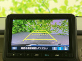 後方の状況を安全確認。駐車時の不安を軽減し、より安全な運転をサポートします。