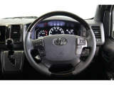 運転中に手を離さなくてもインフォメーションディスプレイ内の表示や安全装備の切替が出来るステアリングスイッチ付。走行中に視線を逸らさず出来る手元操作は安全運転につながります。