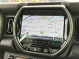 鮮明な地図表示で、目的地への道案内もスムーズ。渋滞情報などを確認しながら、最適なルートを選択できます。運転の負担を軽減します。