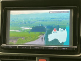 停車中に、テレビやビデオコンテンツを楽しめます。待ち時間や休憩時間に、リラックスしたひとときを過ごせるでしょう。快適な車内空間を演出します。