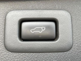 【パワーバックドア】スマートキーや運転席のボタンを押すだけでリアゲートが自動で開閉します!荷物を持っている時や、高い位置にあるバックドアを閉める際に便利な機能です♪