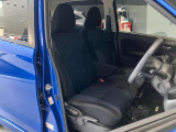 運転席、助手席です。座面も広くゆったりと座れてアームレストも付いているので重宝します。