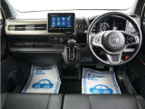 運転にかかわる様々な操作を安全に行えるように視点移動が少なく、操作性に配慮されたスイッチ類が凝縮されたコクピットです。