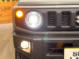 【LEDヘッドライト】悪天候や夜間走行時も良好な視界を確保し安心して運転できる高輝度LEDヘッドライトを装備!点灯速度が早く、消費電力も抑えられています。