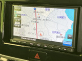 高精細な地図表示で、目的地までのルートをわかりやすく案内。周辺情報も確認でき、運転に集中しながらスムーズな移動を実現します。