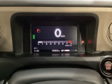 デジタル表示のスピードメーターとタコメーター、燃費やオドメーターなどの表示の他に、ホンダセンシング機能などの表示もできる多機能なマルチインフォメーション・ディスプレイです。