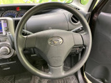 握りやすい形状で、快適な運転操作をサポート。操作感も良く、スムーズなハンドリングを実現します。運転の楽しさを高めてくれます。