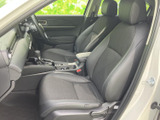 運転席からの視界は広く、運転操作もスムーズに行えます。快適なドライビングポジションで、安全運転をサポートします。