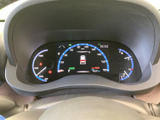 見やすいメーター類により、運転に必要な情報をスムーズに確認できます。運転席を洗練された雰囲気に演出します。