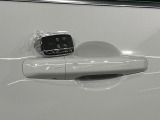 キーのボタンを押したり、キーをドアロックに挿入したりすることなく、車両に乗ることができます。これによりキーを見つけるためにポケットやバッグを探したり、アンロックボタンを押したりする必要が無くなります。