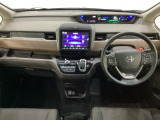 車内は光触媒抗菌消臭施工済です。インパネ周りはスタイリッシュなデザインで機能や装備も充実しています。グローブボックスやカップホルダーのほかにトレーなどたくさんの収納スペースが付いています。