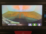 【バックカメラ】運転が苦手な方も車庫入れラクラクです!ギアをリバースに入れれば自動的に切り換わりますので、面倒な操作は不要です♪狭い駐車場もお車を傷つけず安心ですね!
