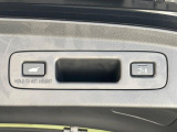 【ハンズフリーパワーバックドア】リアバンパー下部に足先を出し入れするだけでバックドアが自動で開閉♪両手が荷物でふさがっている時でもラクラク開閉操作が行えます!