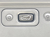 【パワーバックドア】スマートキーや運転席のボタンを押すだけでリアゲートが自動で開閉します!荷物を持っている時や、高い位置にあるバックドアを閉める際に便利な機能です♪