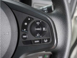 【アダプティブクルーズコントロール】ステアリングのスイッチを操作するとミリ波レーダーで先行車との距離を測定。設定を適切に保ちながら加速・減速、さらに停止まで自動に追従します。