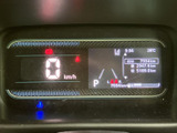 見やすく、操作しやすいメーターパネル。運転に必要な情報を一目で確認できます。落ち着いた色合いが、運転に集中できる環境を作ります。