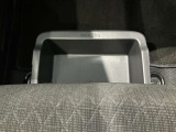 助手席の下にはトレーが付いていますので外部からも見られたくないものも収納出来ます。