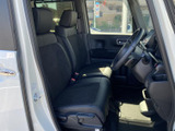 座り心地の良いシートが、長距離運転でも疲れにくい空間を提供。広々とした室内空間で、快適な移動時間を過ごせます。シンプルで使いやすいデザインです。