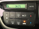 【オートエアコン】一度お好みの温度に設定すれば、車内の温度を検知し風量や温度を自動で調整。暑い&hellip;寒い&hellip;と何度もスイッチ操作をする必要はありません。快適な車内空間には必須の機能ですね♪