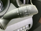 操作しやすいウインカーレバーで、安全な車線変更をサポートします。直感的な操作感で、運転に集中できます。機能性とデザイン性を両立しています。