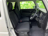 運転席からの視界は広く、運転操作もスムーズに行えます。シートの形状も工夫されており、長時間のドライブでも快適に過ごせます。