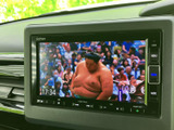 停車中には、地上デジタル放送を楽しめるTV機能を搭載。長距離移動や休憩時間のお供に最適です。明るく見やすい画面もポイントです。