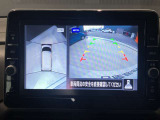 前後左右4つのカメラで、上から見たような映像をお届け、駐車時も安心、アラウンドビューモニター付(肉眼では確認し辛い左前の映像に切り替えることも可能です)。