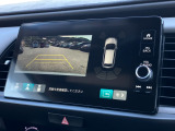 バックモニター装備。画面にて後方の確認が行えるので、バック駐車や車庫入れの際には重宝します。車の運転に慣れない方でも安心のガイドライン表示機能付。